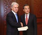 Министр иностранных дел КНР Ван И передал авторскую книгу Председателя КНР Си Цзиньпина с его подписью в дар библиотеке ШОС Министр иностранных дел КНР Ван И передал авторскую книгу Председателя КНР Си Цзиньпина с его подписью в дар библиотеке ШОС