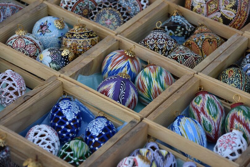 Декоративно-прикладное искусство Узбекистана славится бесконечным разнообразием. Узнаваемость стиля присуща каждому сувениру, который станет прекрасным подарком и украсит ваш дом