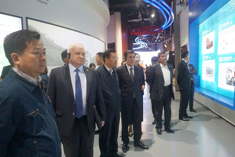 Клуб послов ШОС посетил группу компаний WEGO и Китайскую государственную корпорацию тяжелых грузовиков