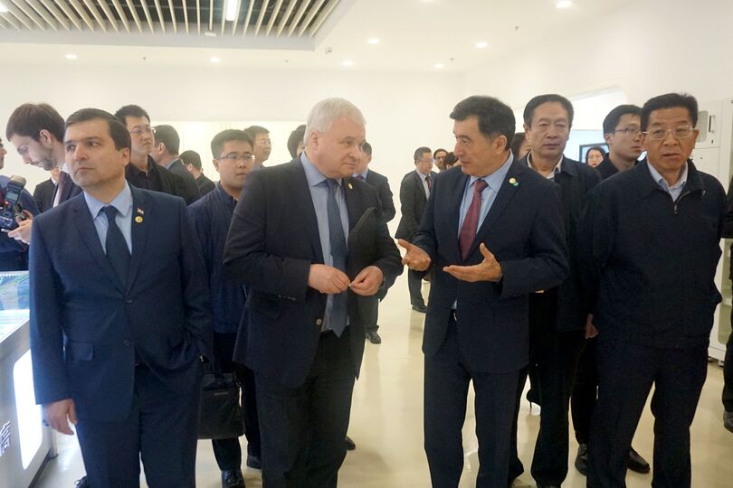 Клуб послов ШОС посетил группу компаний WEGO и Китайскую государственную корпорацию тяжелых грузовиков