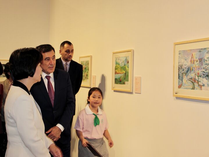 Церемония открытия выставки детских рисунков стран ШОС "Мир глазами детей"