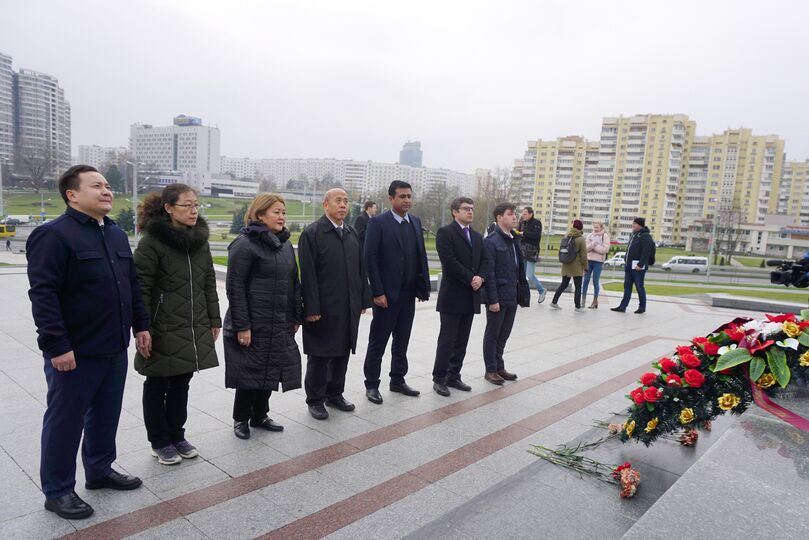 Миссия от ШОС в Республике Беларусь почтила память Героев Великой Отечественной войны 