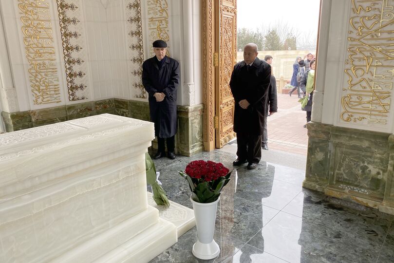 Миссия от ШОС почтила память Ислама Каримова