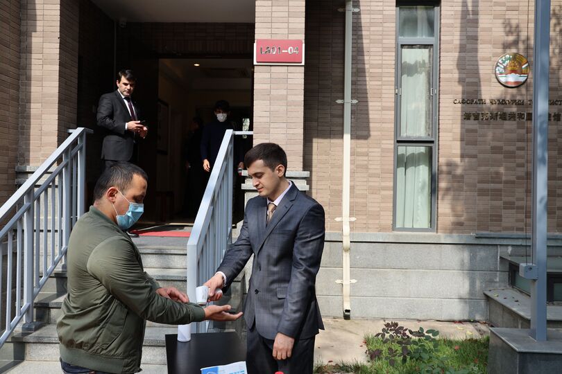 Члены Миссии наблюдателей от ШОС посетили Избирательный участок №3 в Посольстве Таджикистана в г.Пекин 