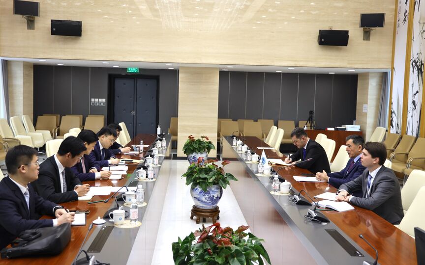 Генеральный секретарь ШОС принял Секретаря партийной ячейки Бюро управления и обслуживания Порта г.Циндао г-м Чжан Синчжу