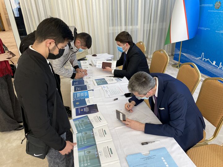 Члены Миссии наблюдателей от ШОС посетили Избирательный участок №48 в Посольстве Узбекистана в г.Пекин