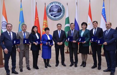 Сотрудникам Центра народной дипломатии ШОС в Узбекистане вручили юбилейные медали ШОС