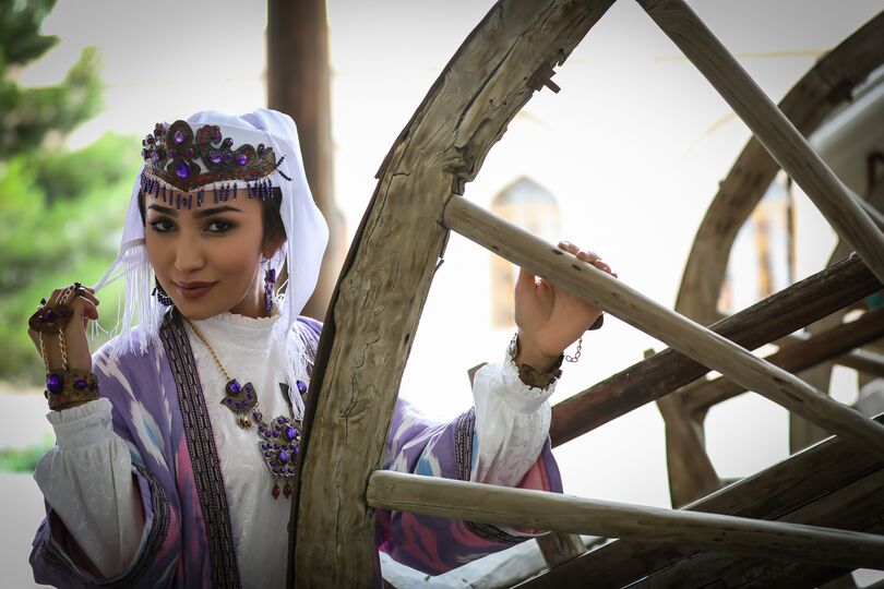 Традиционные костюмы, которые являются символом богатого культа народа Узбекистана, украшают любое праздничное мероприятие. 