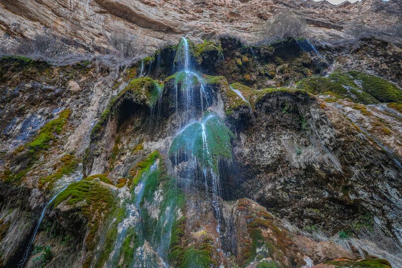 Водопад Сангардак находится в горах недалеко от местечка Денев в Сурхандарьинской области на юге Узбекистана. Это настоящее природное чудо.