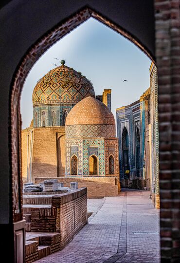 Шахи-Зинда - мемориальный ансамбль из нескольких усыпальниц, сияющих бирюзовой мозаикой. Он является одним из самых загадочных памятников средневековой архитектуры не только в Самарканде, но и во всей Центральной Азии.