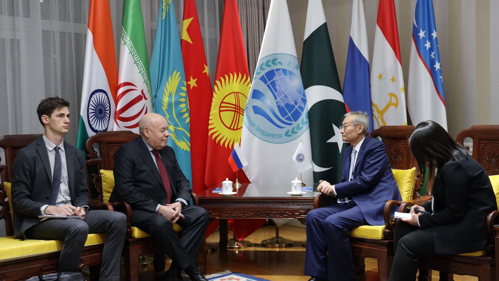 Шос флаги 2022. Шос шанхай. Шанхайская организация сотрудничества лого. Шанхайская организация сотрудничества (шос). Штаб квартира шос в пекине.