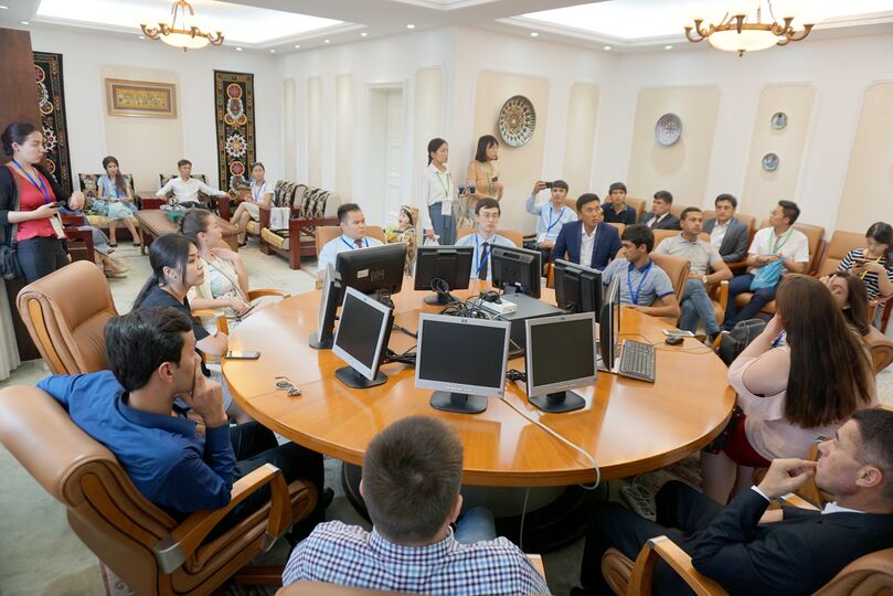 Окунуться в атмосферу ШОС смогли участники Третьего молодежного лагеря ШОС, посетив штаб-квартиру Организации Окунуться в атмосферу ШОС смогли участники Третьего молодежного лагеря ШОС, посетив штаб-квартиру Организации